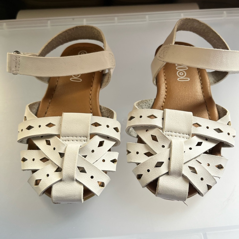Chic White Kids Sandals with Strap, never worn